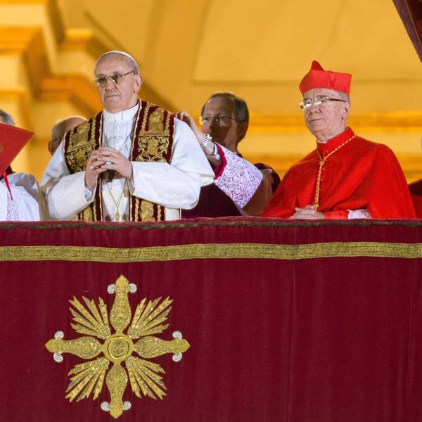 Papst Franziskus (Mitte) auf einem Archivfoto am Abend seiner Wahl am 13. März. Er steht mit zwei Kardinälen an seiner Seite auf dem Balkon des Petersdoms in Rom.