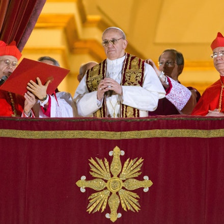 Papst Franziskus (Mitte) auf einem Archivfoto am Abend seiner Wahl am 13. März. Er steht mit zwei Kardinälen an seiner Seite auf dem Balkon des Petersdoms in Rom.