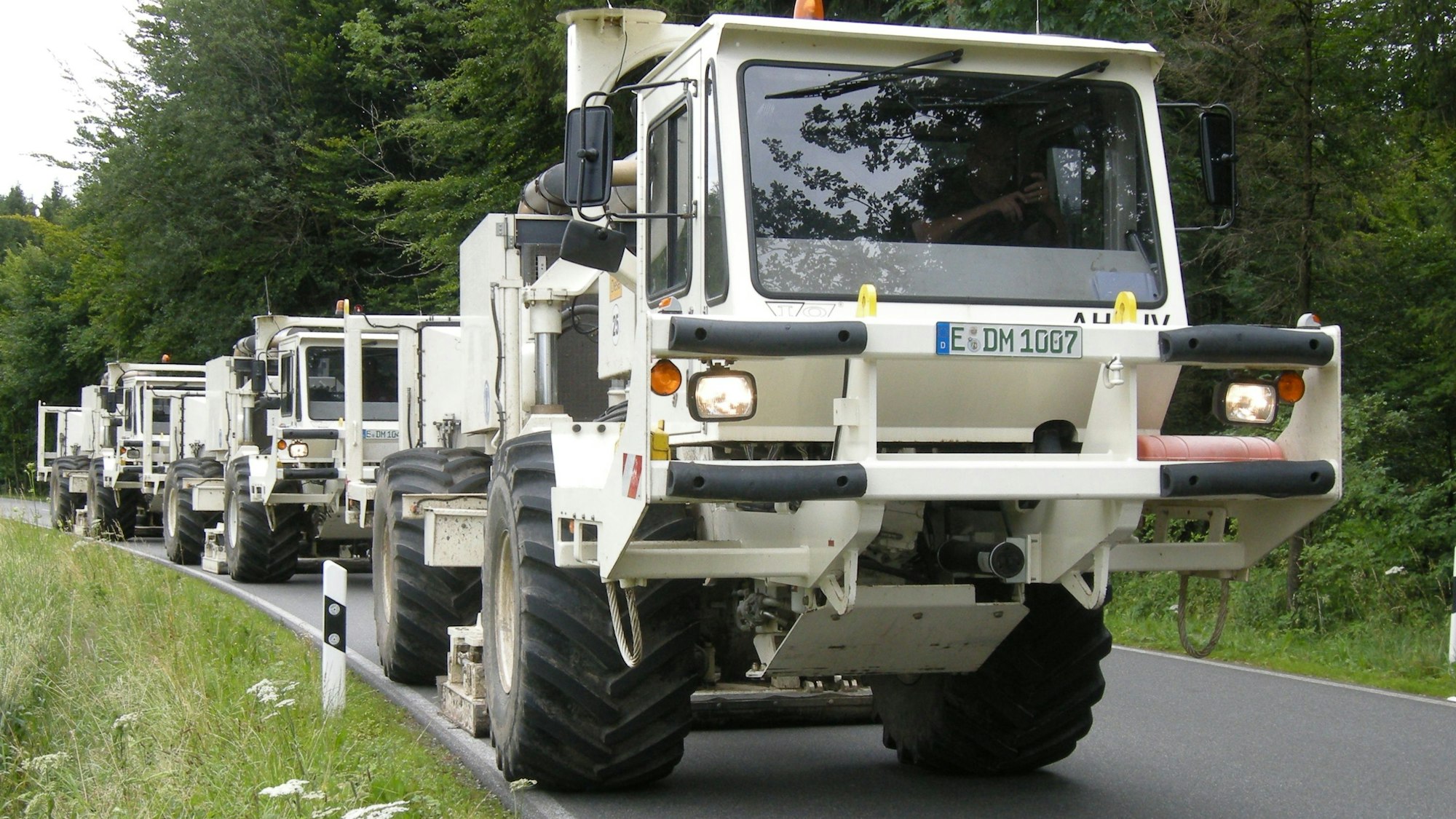 Mit Spezialfahrzeugen, sogenannten Vibrotrucks, werden Schallwellen in den Boden geschickt und deren Reflexionen aufgezeichnet. Foto: GD NRW