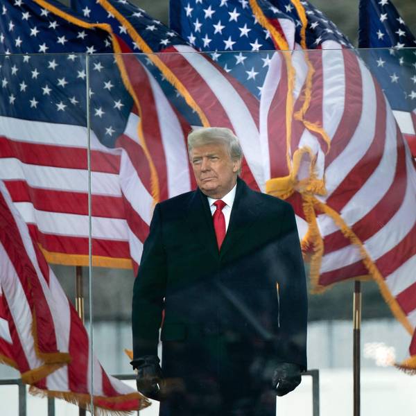 Donald Trump spricht zu seinen Anhängern. Gegen den ehemaligen US-Präsidenten wurde nun Anklage wegen Schmiergeldzahlungen an eine ehemalige Pornodarstellerin erhoben. (Archivbild)