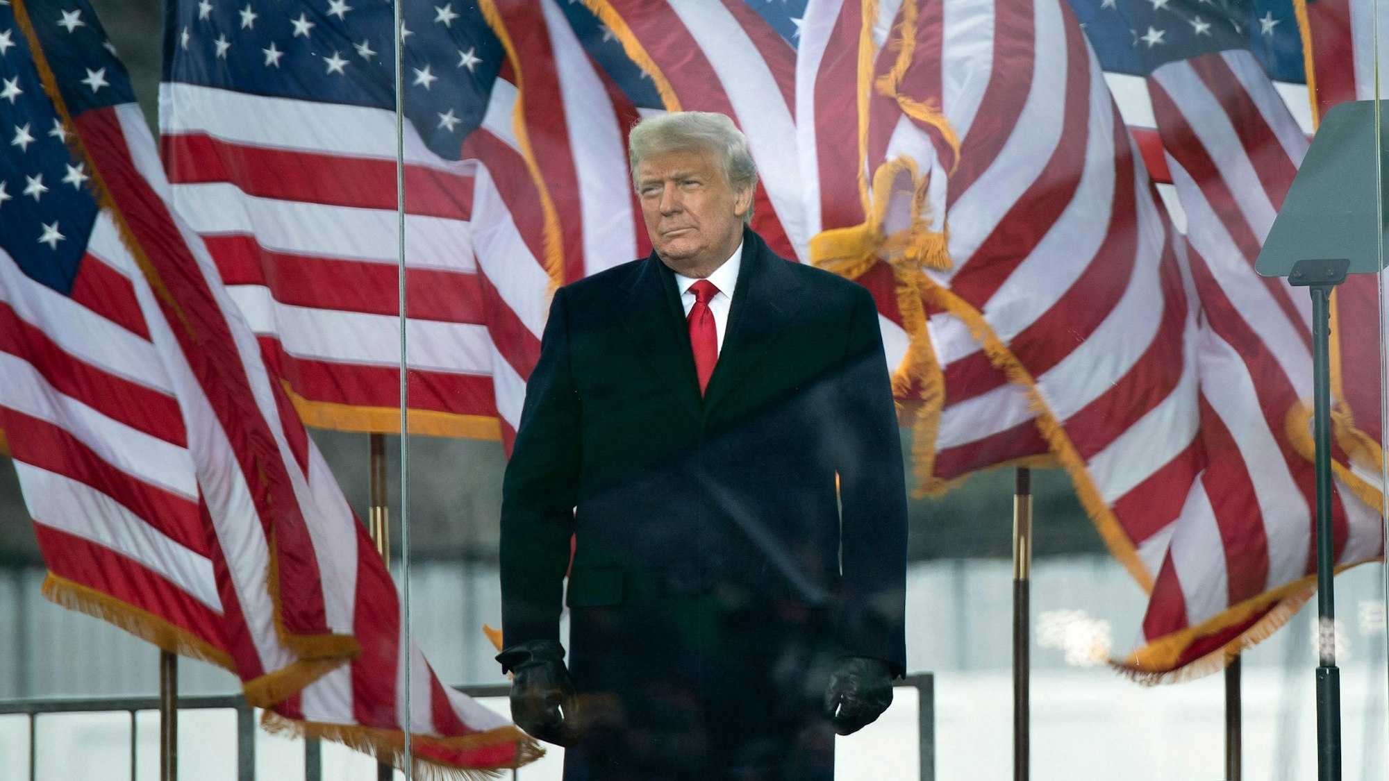 Donald Trump spricht zu seinen Anhängern. Gegen den ehemaligen US-Präsidenten wurde nun Anklage wegen Schmiergeldzahlungen an eine ehemalige Pornodarstellerin erhoben. (Archivbild)