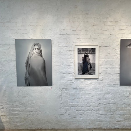 Mehrere Fotos an einer Wand nebeneinander