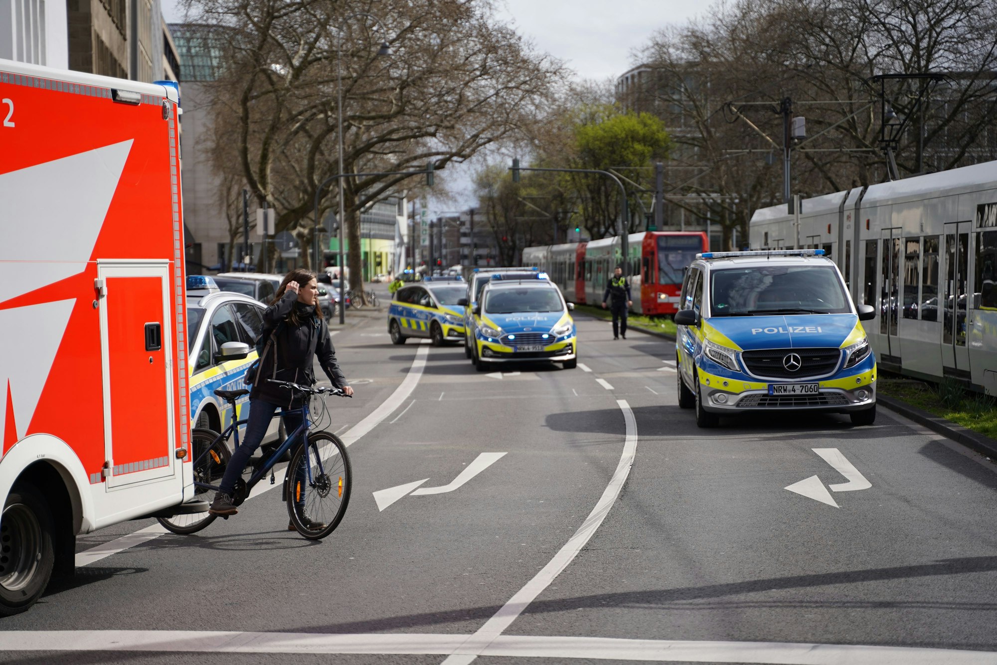 Einsatzkräfte auf der Cäcilienstraße