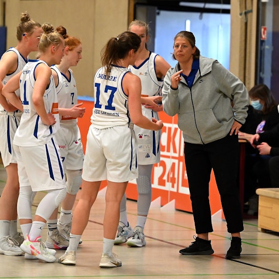 09.04.2022, Basketball-Opladen-Bad Homburg
rechts: TR: Grit Schneider (Opladen)
Foto: Uli Herhaus