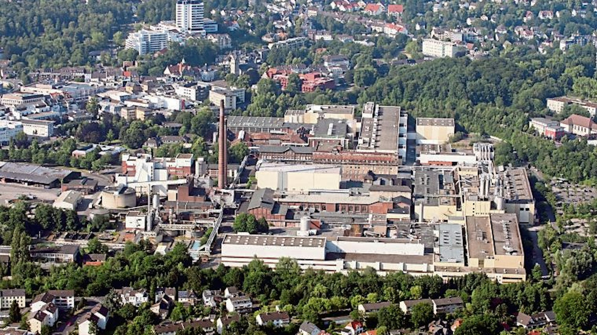 Das ehemalige Zanders-Fabrikgelände aus der Luft. Oben ist die Stadtmitte Bergisch Gladbach mit dem Marienkrankenhaus zu sehen, unten die Gronauer Waldsiedlung