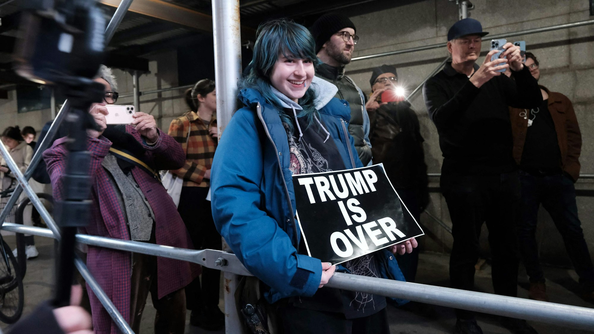 Freude in New York: Nach der Anklageerhebung gegen Donald Trump versammelten sich vor dem Gerichtsgebäude in Manhattan spontan Gegner des ehemaligen US-Präsidenten.