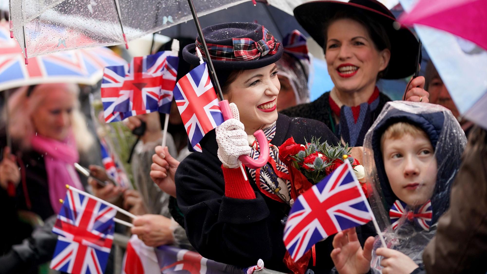 Auch in Hamburg warteten zahlreiche Royal-Fans auf Charles und Camilla.