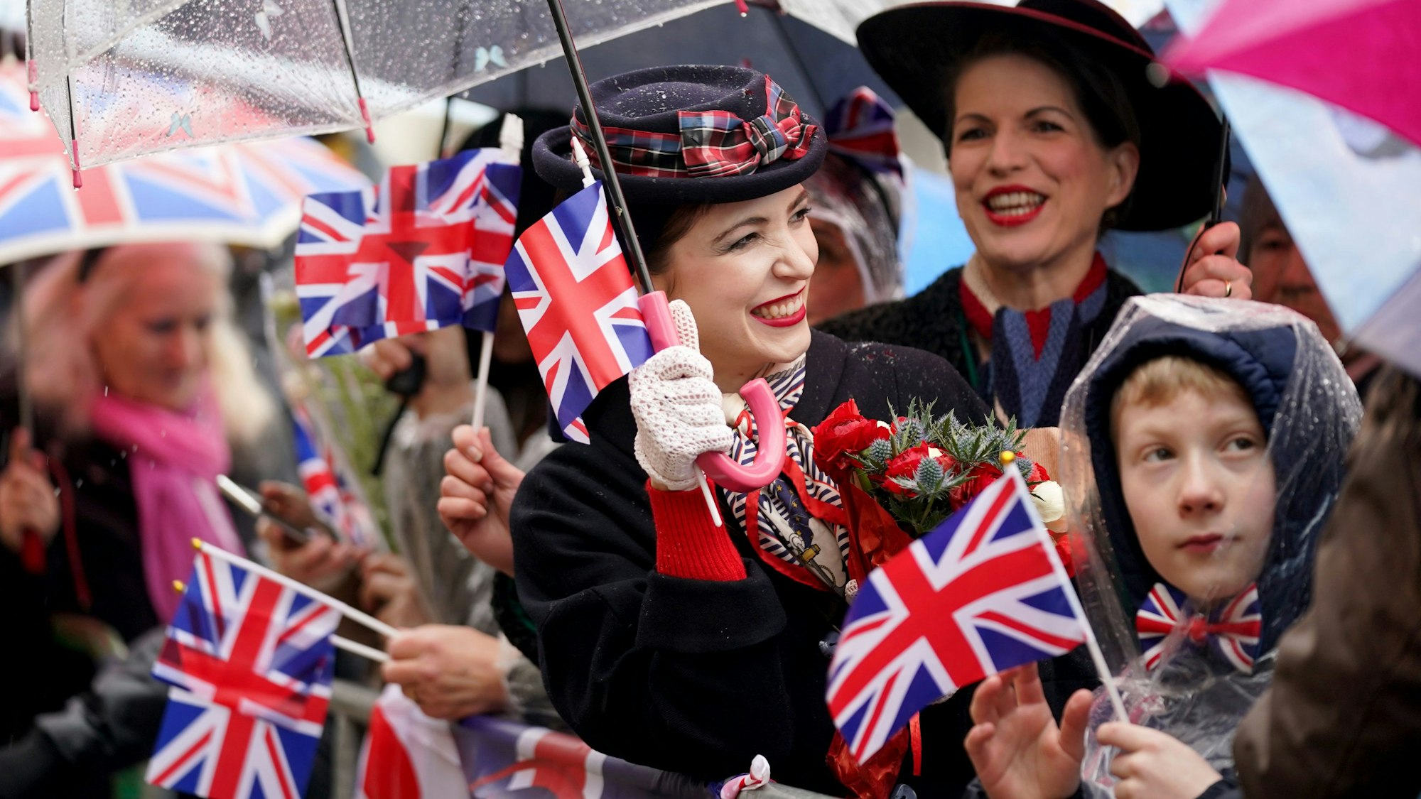 Auch in Hamburg warteten zahlreiche Royal-Fans auf Charles und Camilla.