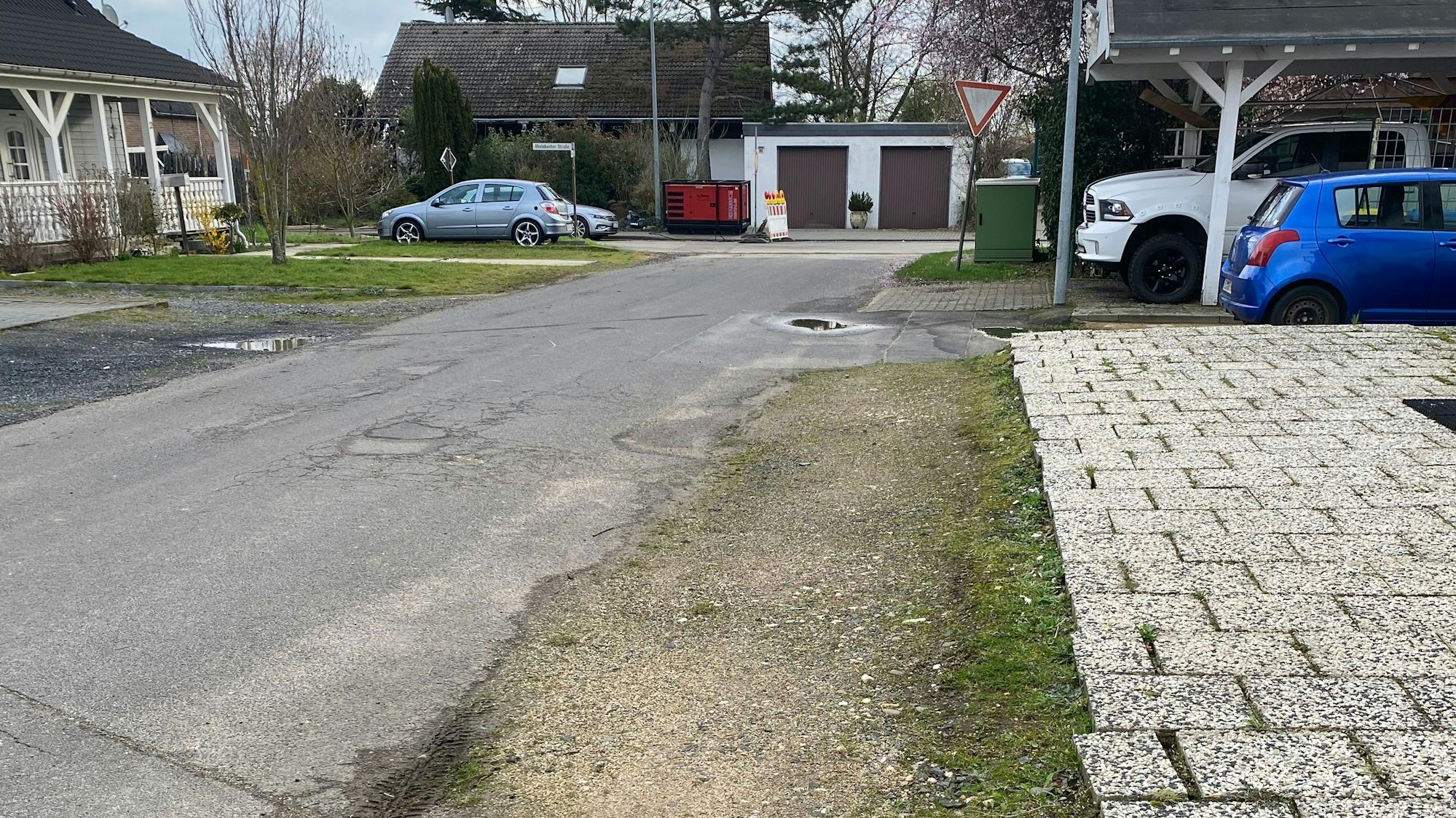 Am Eifelweg in Müggenhausen sind zahlreiche Schäden erkennbar.