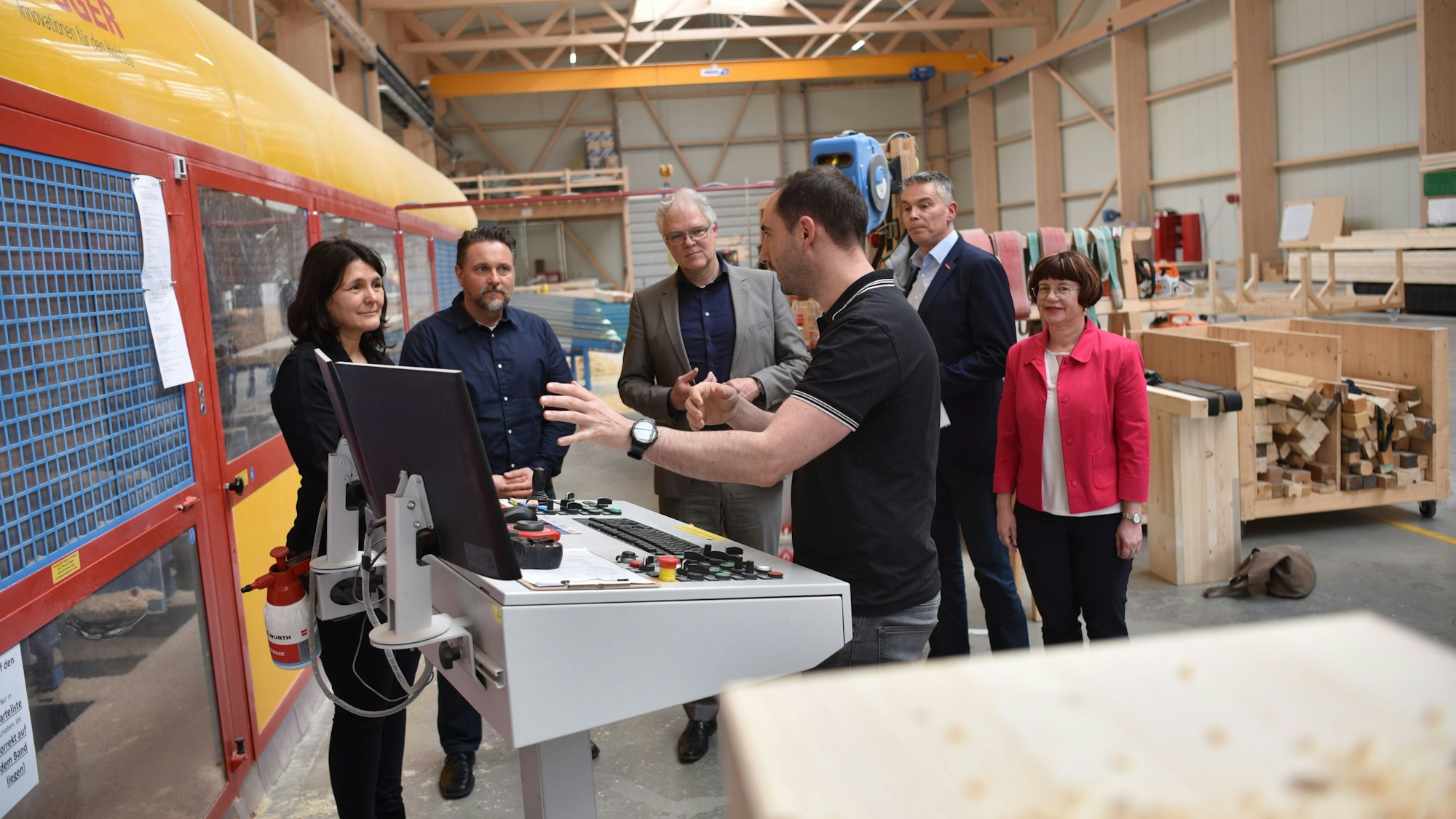 Spannende Einblicke gab Gary Gaspard (Mitte) den Vertretern der Agentur für Arbeit Anja Daub (v.l.), Markus Krause, Ralf Holtkötter sowie Richard Graf von der Handwerkskammer Aachen und Waltraud Gräfen von der Industrie- und Handelskammer Aachen.