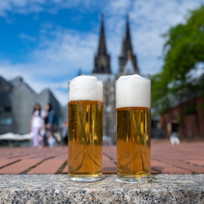 06.06.2022, Köln: Kölsch im Glas vor Dom. Foto: Uwe Weiser