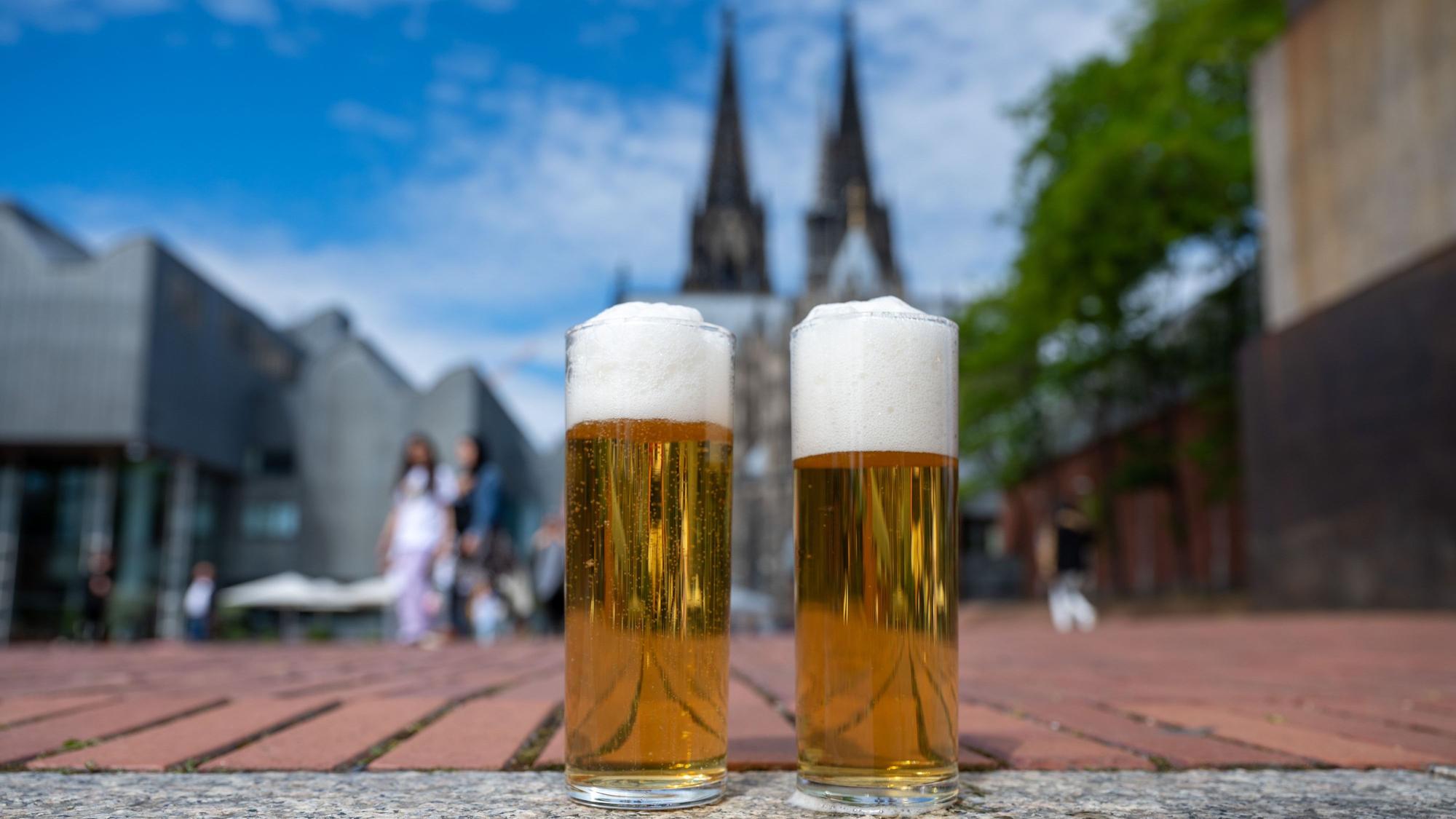 06.06.2022, Köln: Kölsch im Glas vor Dom. Foto: Uwe Weiser
