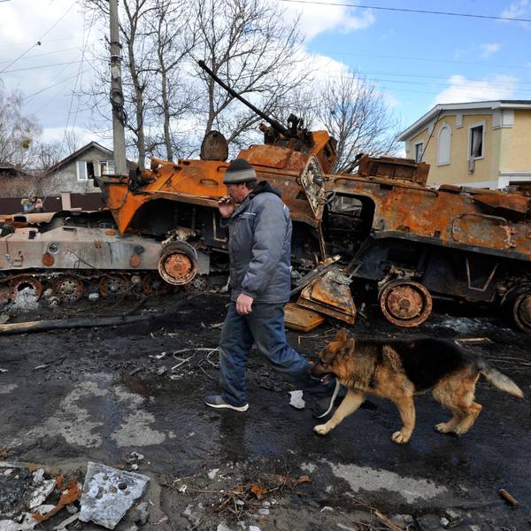 Ein Mann geht mit seinem Hund an zerstörten Militärfahrzeugen der russischen Armee vorbei. Angesichts der schockierenden Gräueltaten in der ukrainischen Stadt Butscha bereitet der Westen schärfere Sanktionen gegen Russland vor. +++ dpa-Bildfunk +++