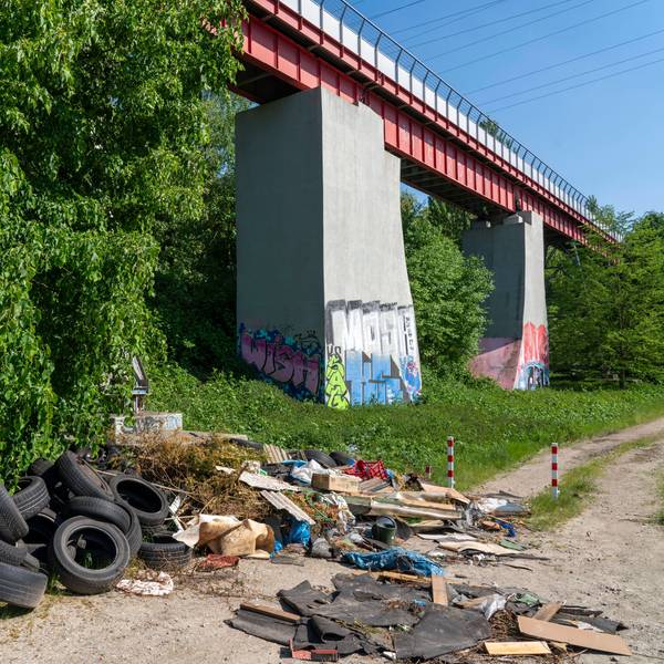 Illegal entsorgter Müll, Autoreifen, Bauschutt, Haushaltsmüll, Kleidung, an einem Weg neben einer Hauptstrasse in Bochum