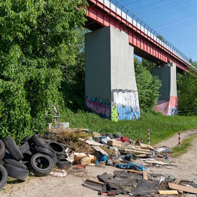Illegal entsorgter Müll, Autoreifen, Bauschutt, Haushaltsmüll, Kleidung, an einem Weg neben einer Hauptstrasse in Bochum