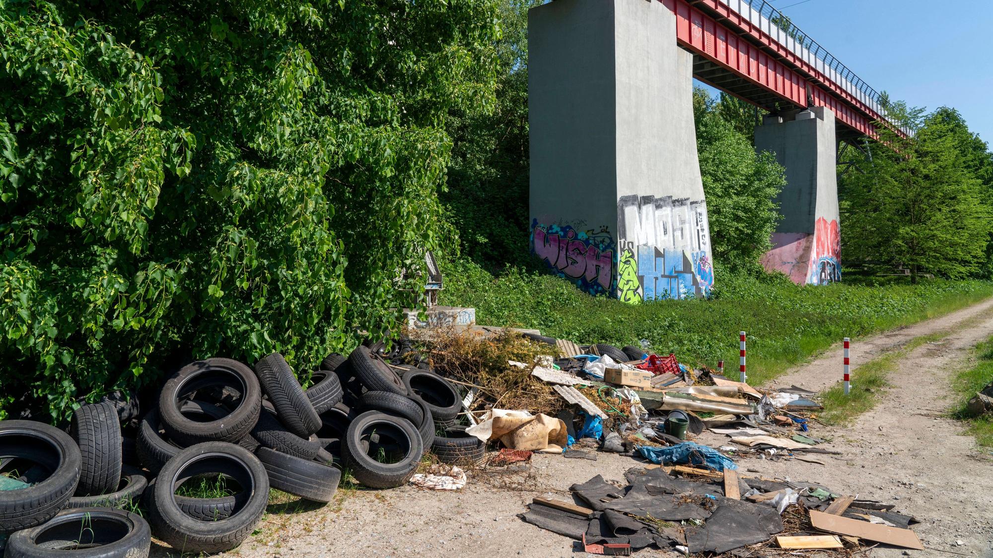 Illegal entsorgter Müll, Autoreifen, Bauschutt, Haushaltsmüll, Kleidung, an einem Weg neben einer Hauptstrasse in Bochum