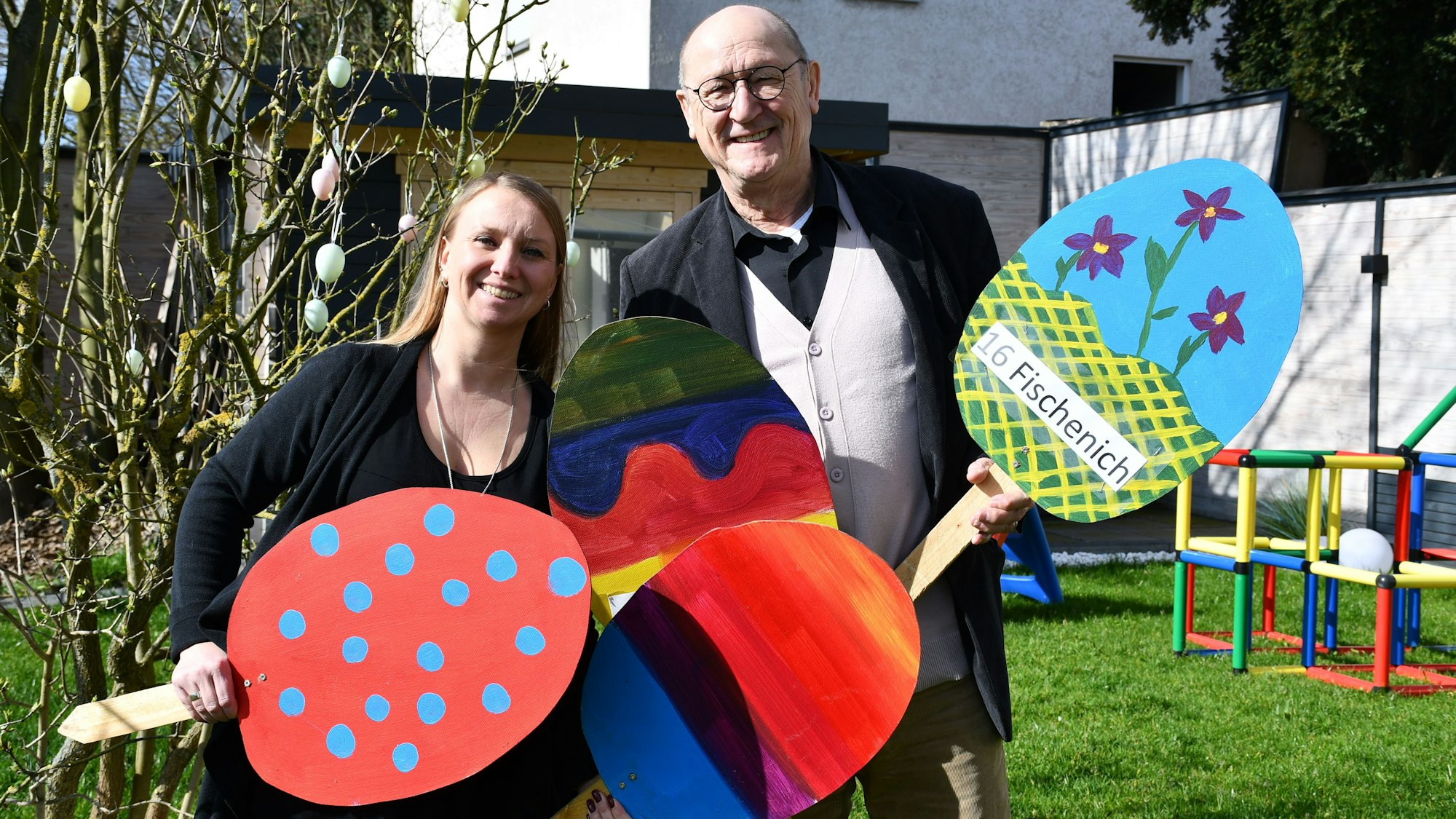 Dorothea Zehnpfennig und Norbert Gräfen mit den Holzeiern.