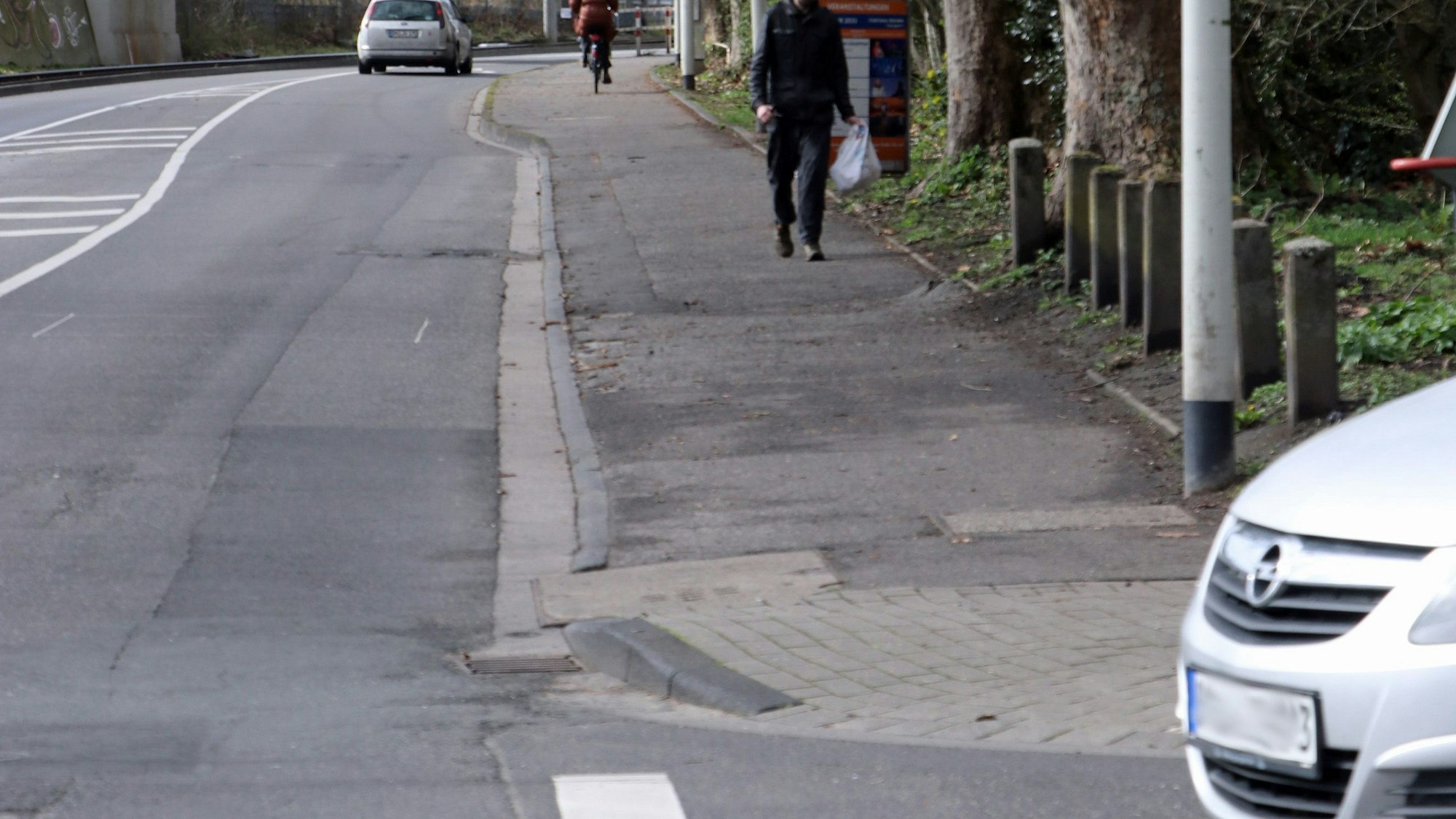 Blick auf den noch nicht abgesperrten Gehweg.