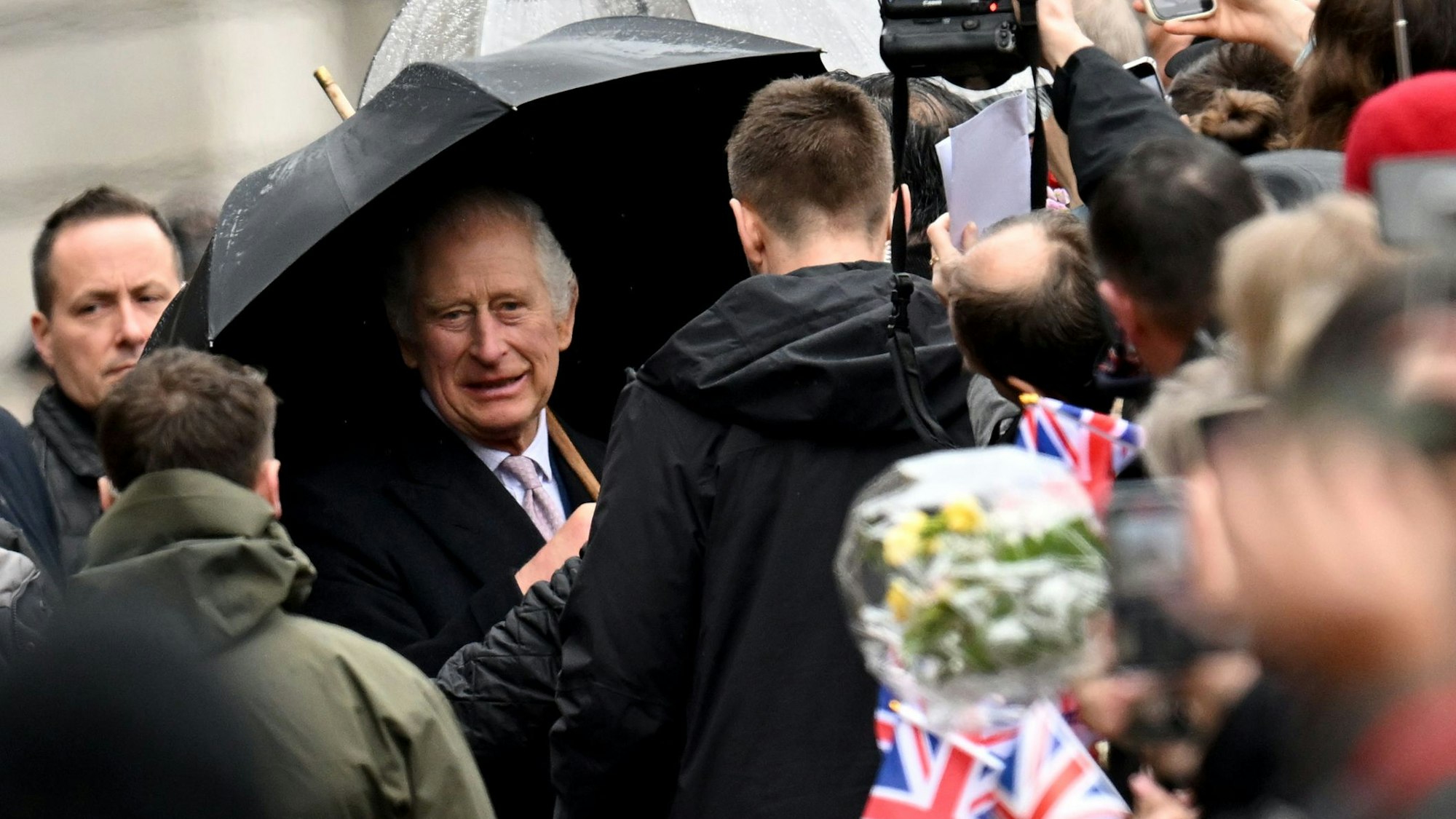 König Charles III. von Großbritannien bei der Ankunft auf dem Rathausmarkt vor dem Hamburger Rathaus. Zum Abschluss ihrer dreitägigen Deutschland-Reise besuchen der britische König und seine Gemahlin die Hansestadt Hamburg.