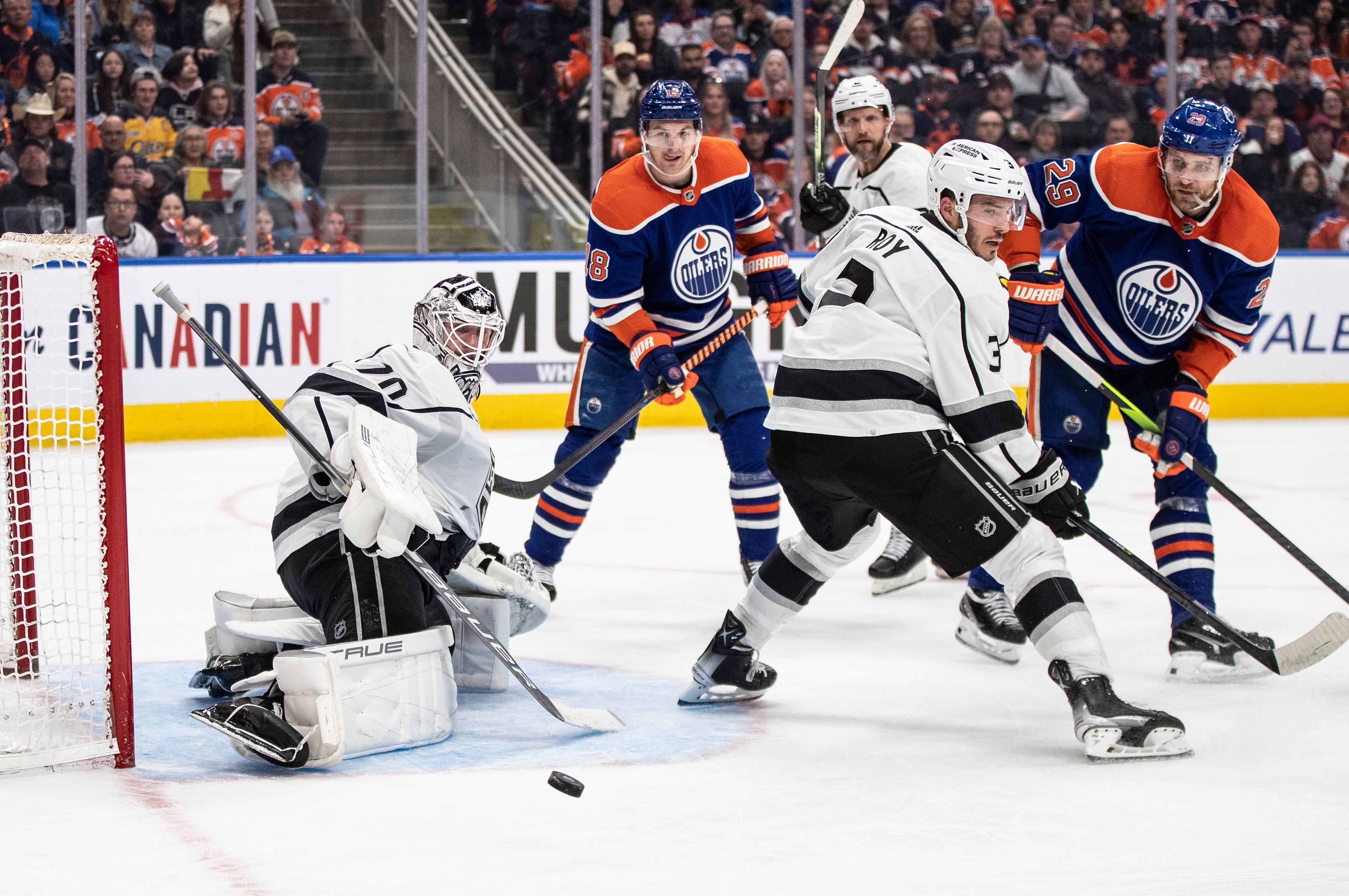 Torwart Joonas Korpisalo (70) der Los Angeles Kings pariert einen Schuss.
