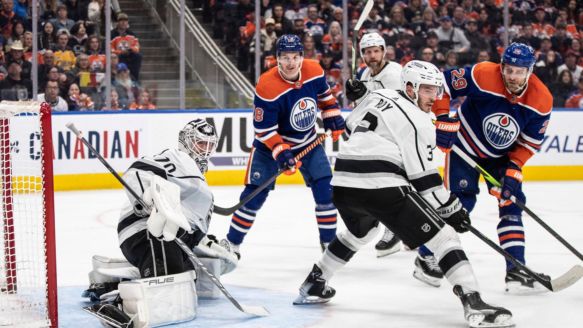 Torwart Joonas Korpisalo (70) der Los Angeles Kings pariert einen Schuss.
