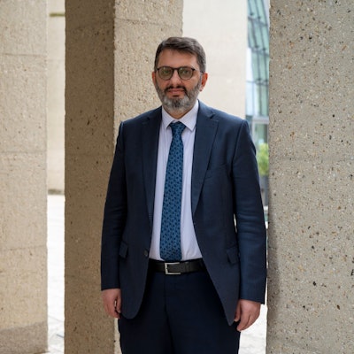 Muharrem Kuzey steht vor der Zentralmoschee in Köln-Ehrenfeld.