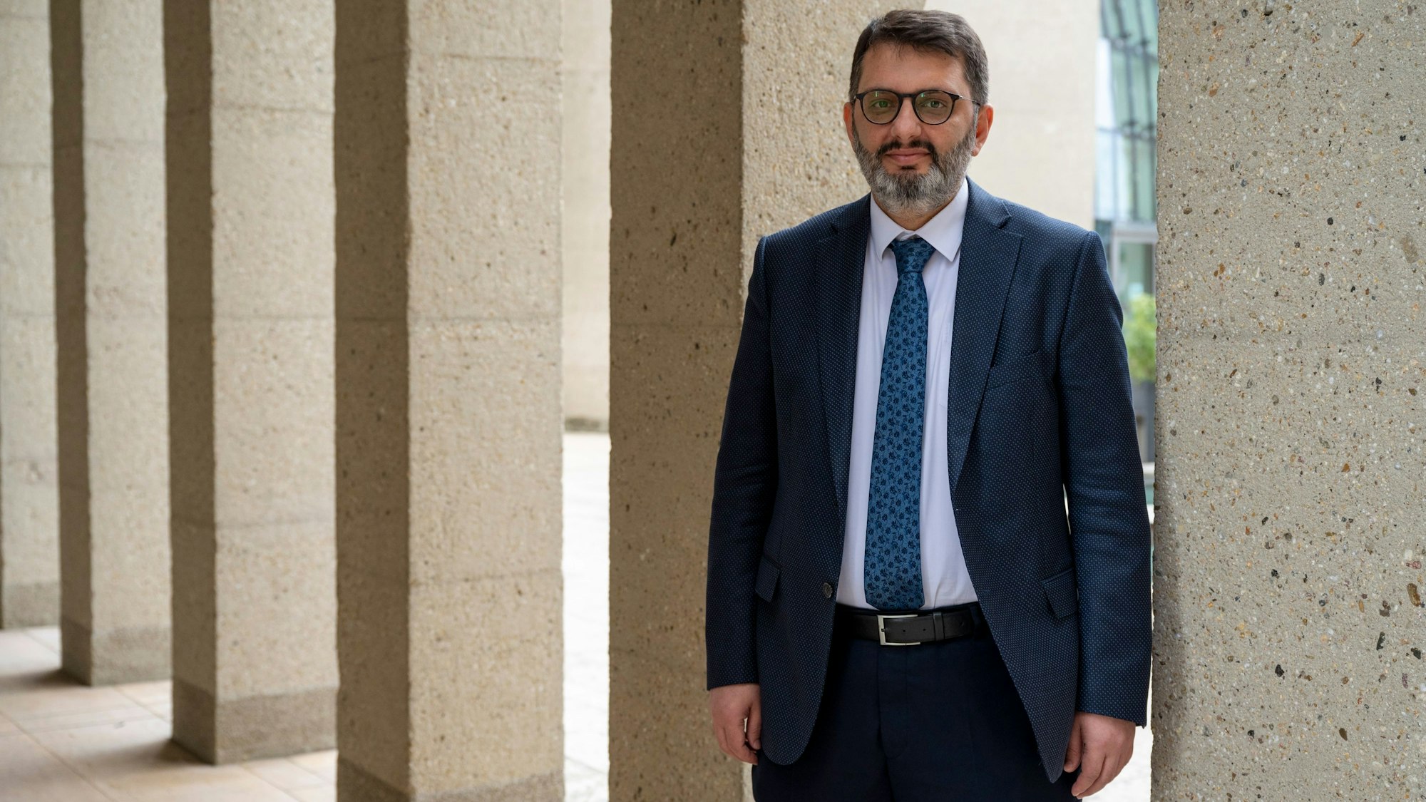 Muharrem Kuzey steht vor der Zentralmoschee in Köln-Ehrenfeld.