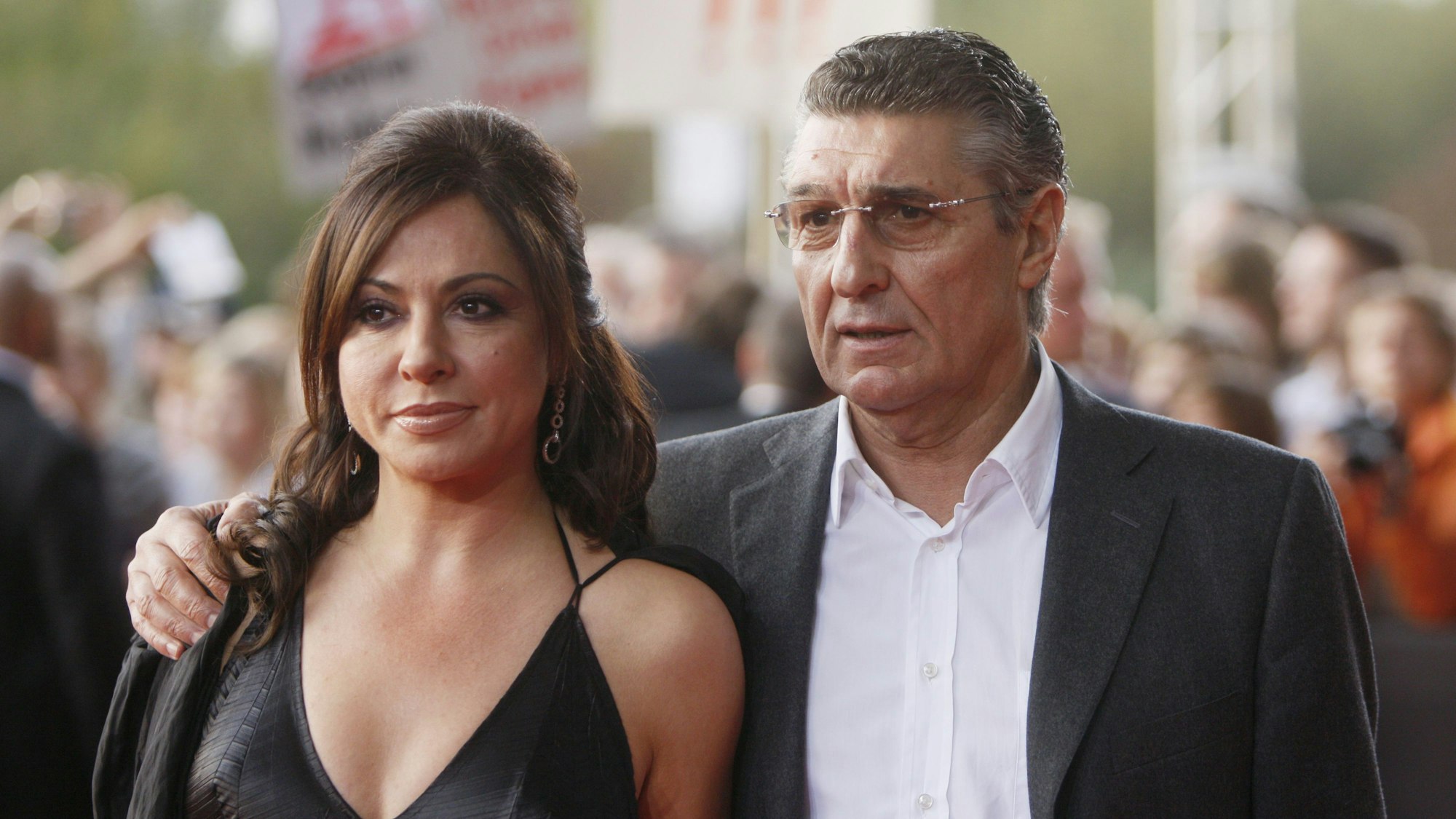 Die Schauspielerin Simone Thomalla und ihr damaliger Lebensgefährte Rudi Assauer bei ihrer Ankunft zur Verleihung des Deutschen Fernsehpreises.