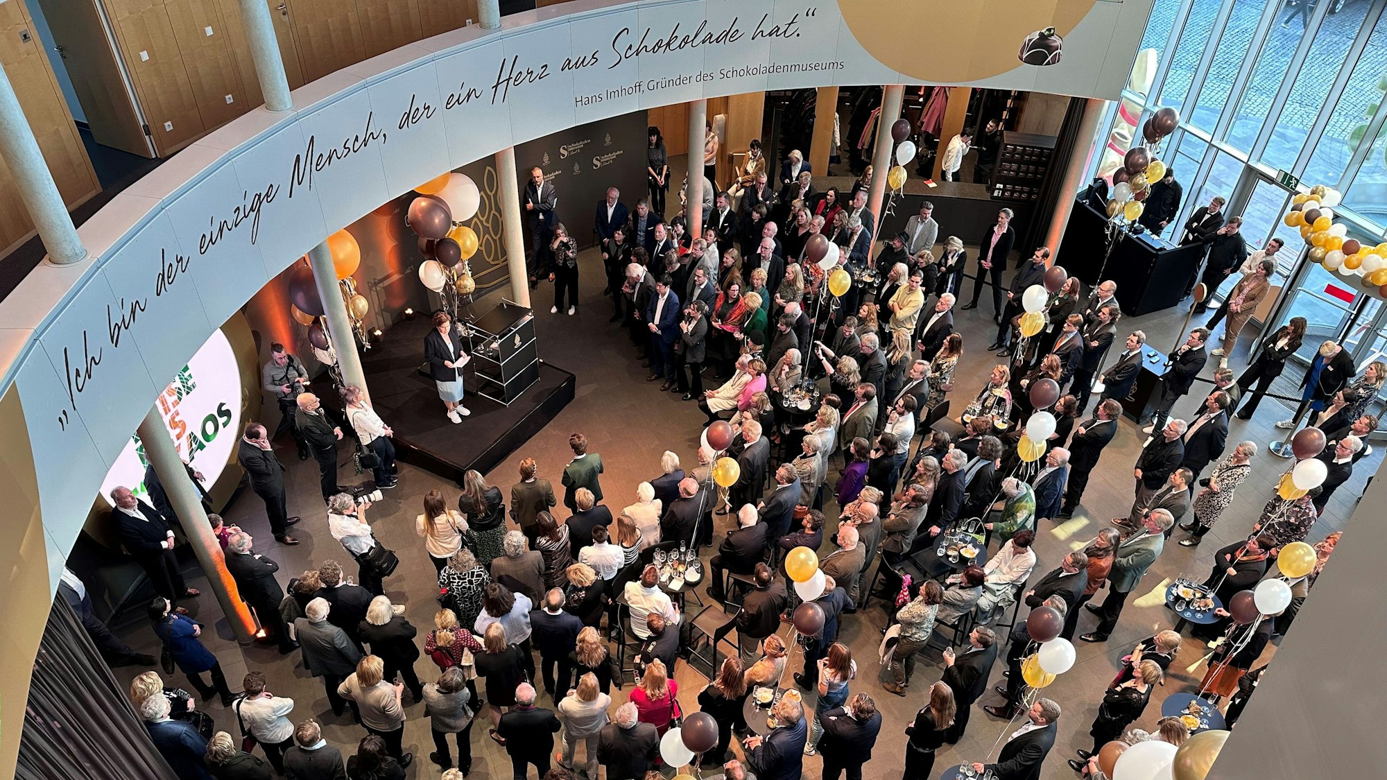 Zur Eröffnungsgala waren rund 350 Gäste aus Politik, Verwaltung, Kultur und Wirtschaft ins neu gestaltete Foyer des Kölner Schokomuseums gekommen.