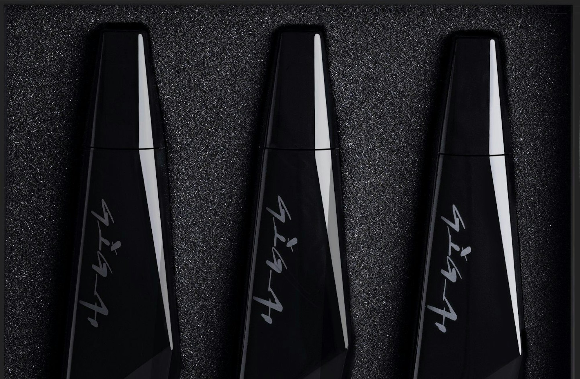 Ein Liter für 89 Euro: Drei Flaschen des „Giga-Bieres“, das laut Tesla in einer limitierten Auflage und mit leuchtenden Flaschen erscheint.