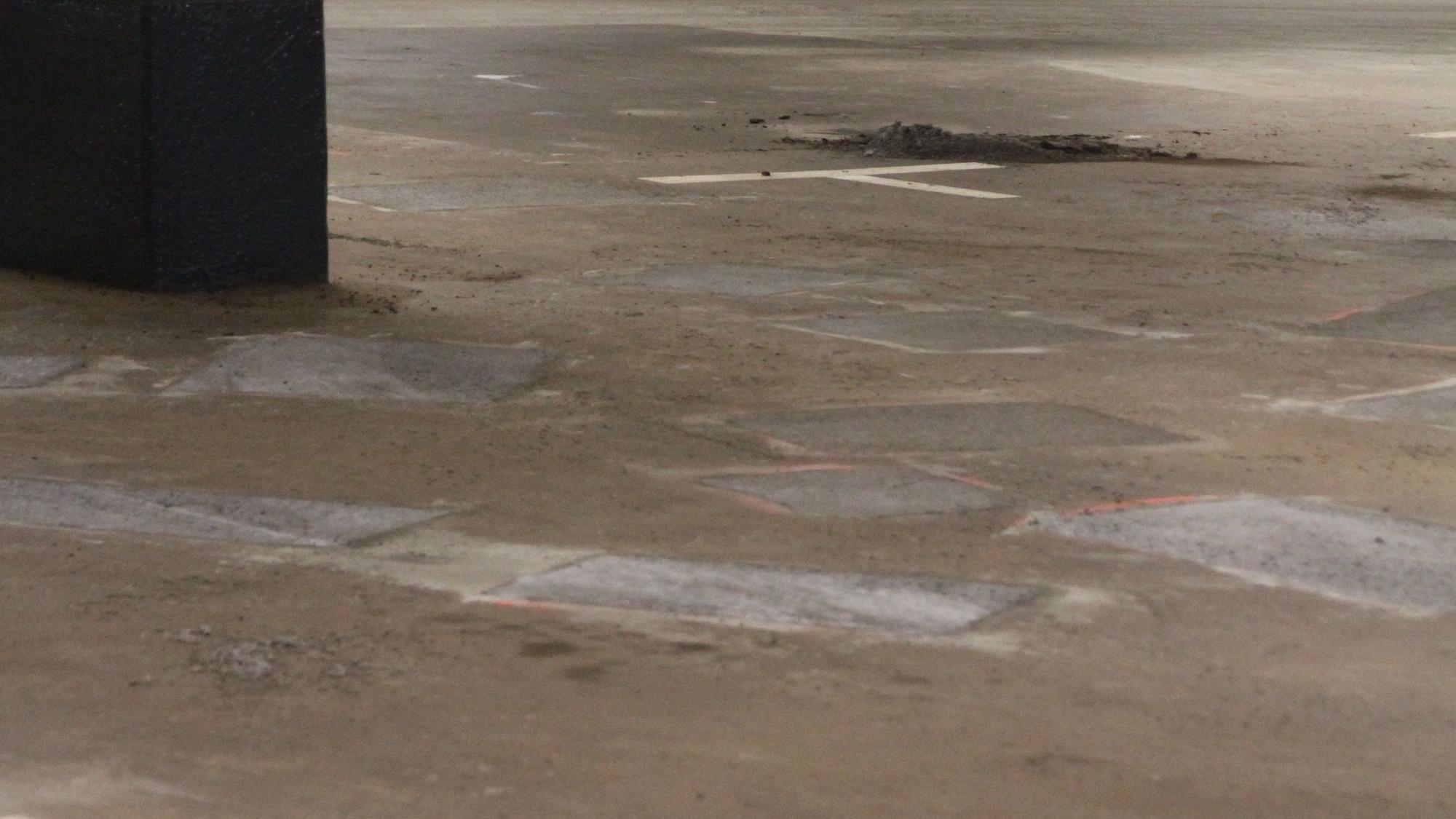 Blick auf die hellgrauen Flecken im dunklen Belag.