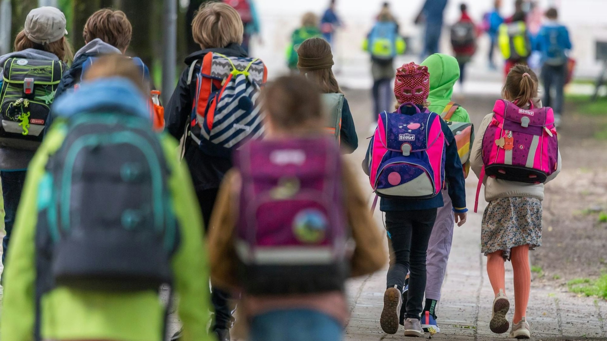 Schulkinder auf dem Weg zur Schule