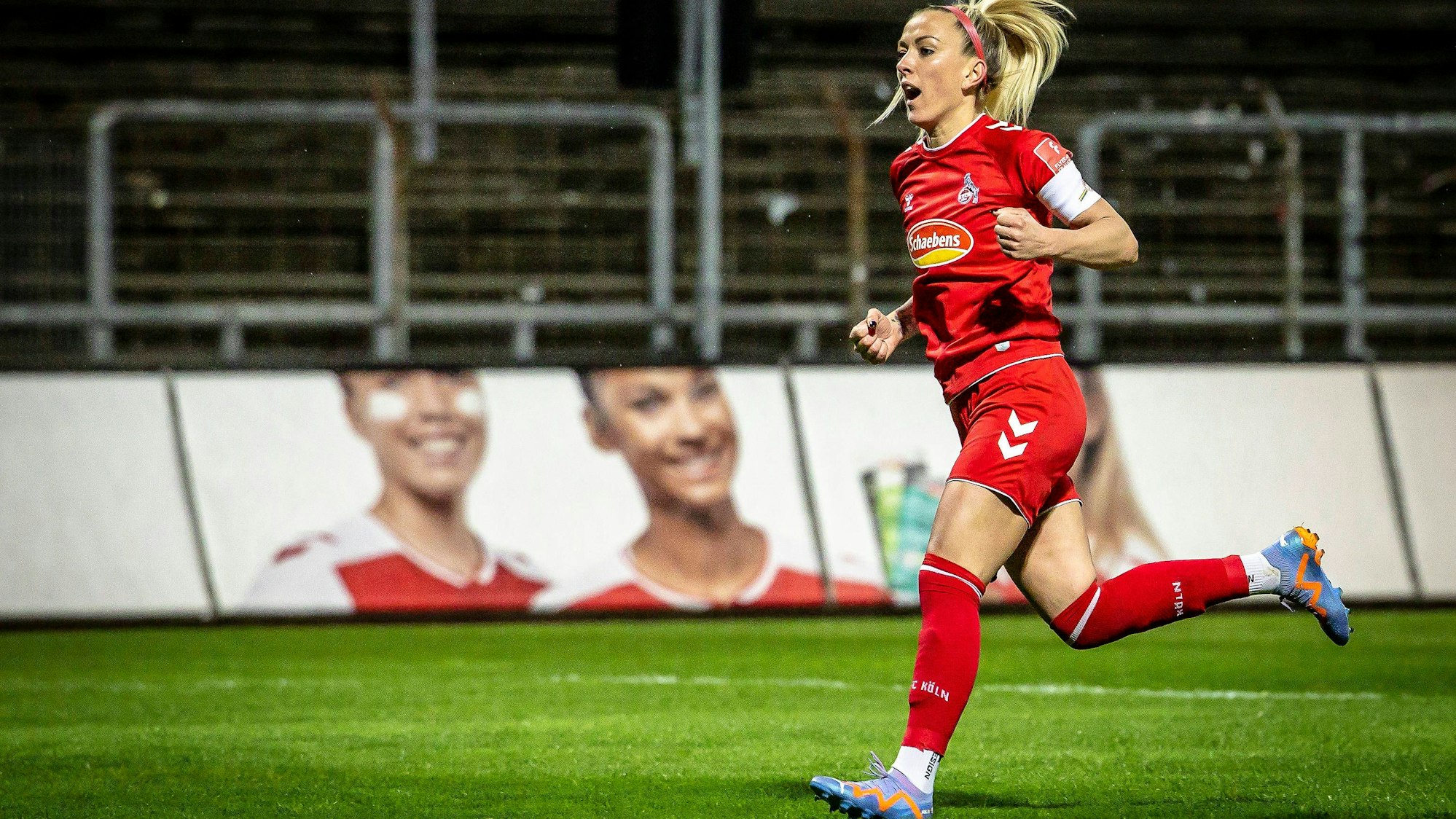 Mandy Islacker freut sich nach Tor Nummer drei.