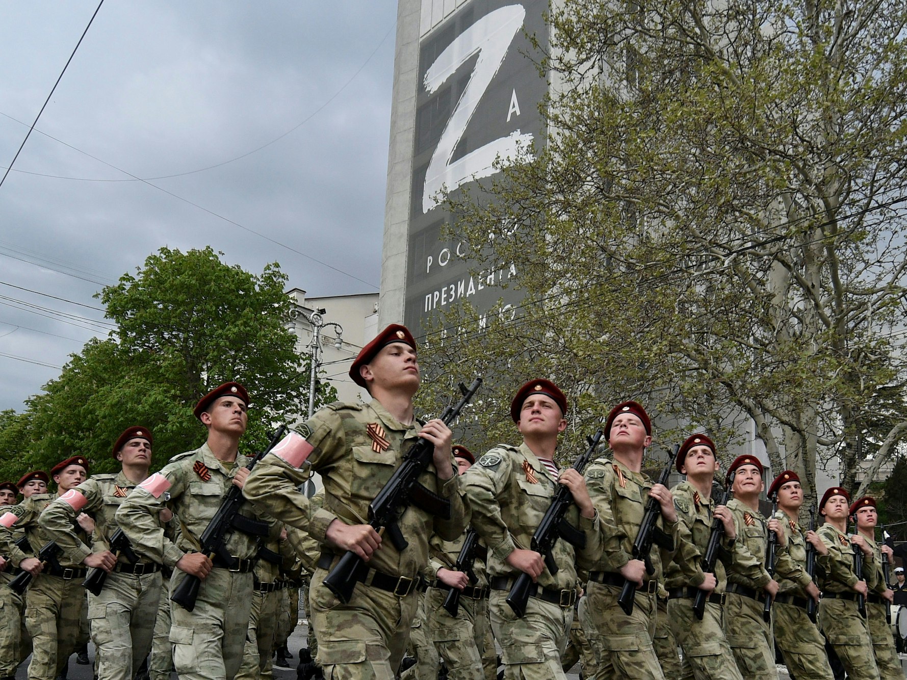 Das „Z“ ist auf einem Gebäude zu sehen, unter dem Soldaten der Rosguardia in der von Russland 2014 annektierten Stadt Sewastopol entlang marschieren. Der Buchstabe ist zum Symbol des russischen Faschismus geworden. (Archivbild)