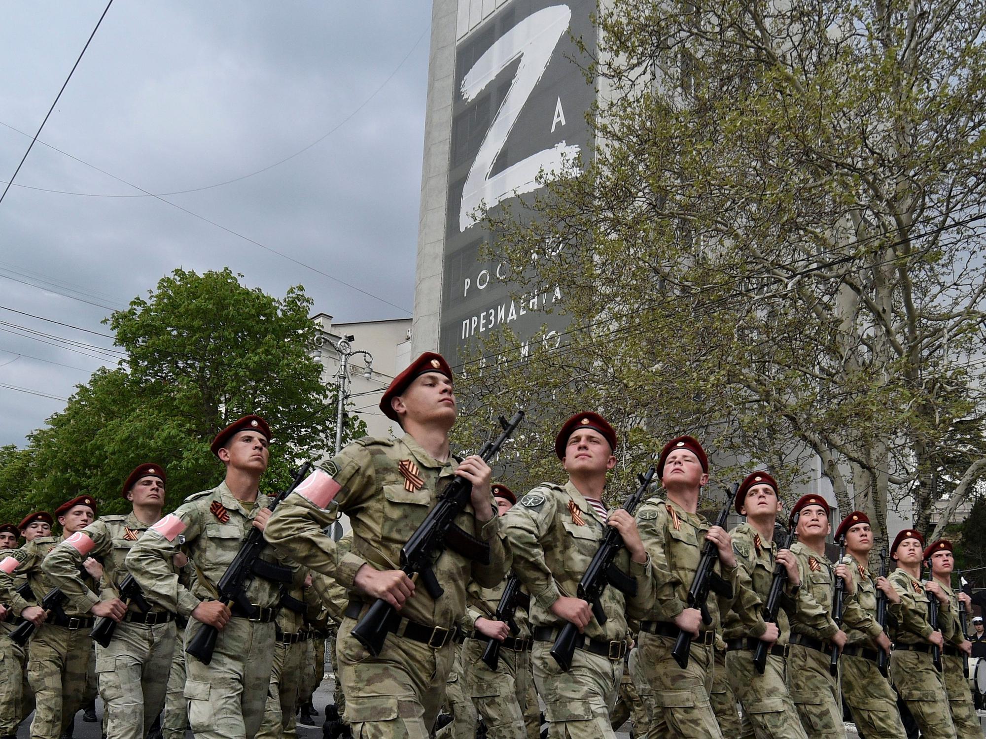Das „Z“ ist auf einem Gebäude zu sehen, unter dem Soldaten der Rosguardia in der von Russland 2014 annektierten Stadt Sewastopol entlang marschieren. Der Buchstabe ist zum Symbol des russischen Faschismus geworden. (Archivbild)