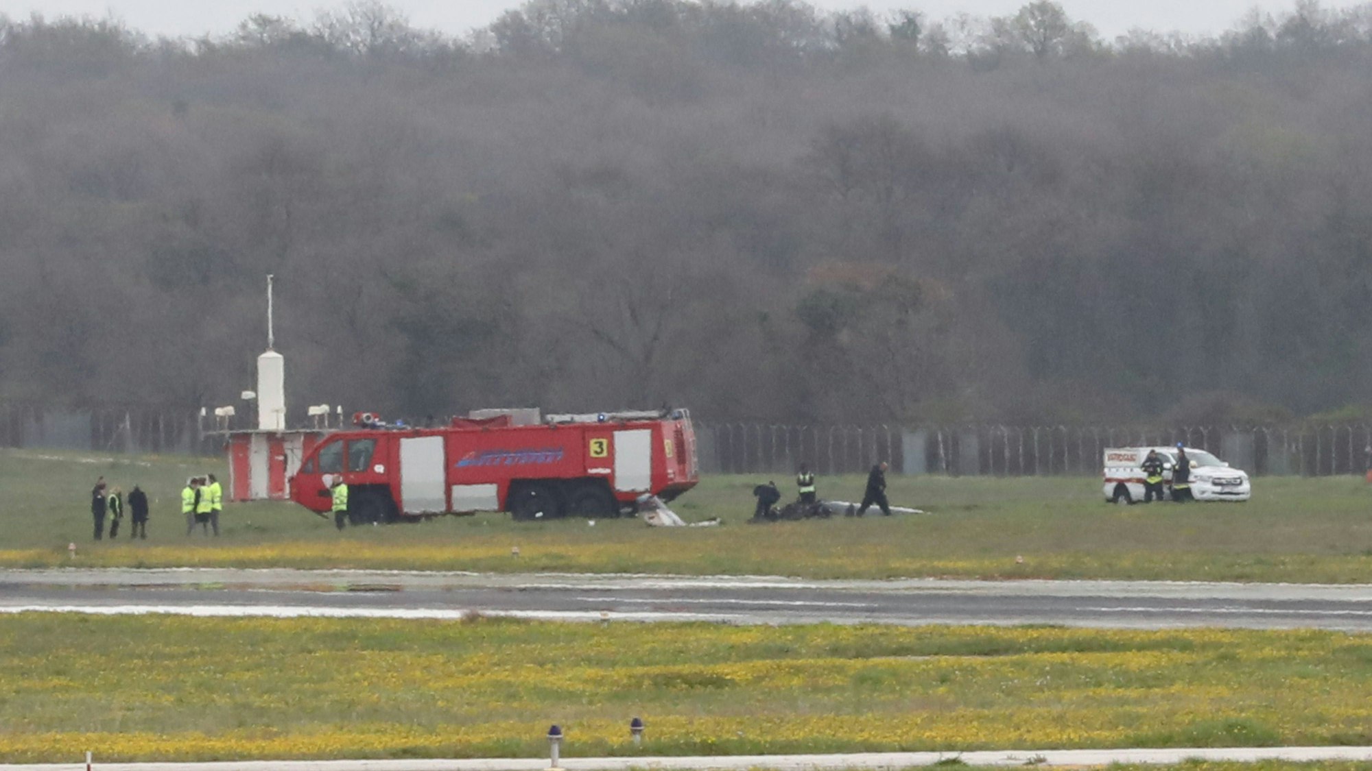 Zwei Menschen sind bei einem Flugzeugabsturz in Kroatien gestorben. Ein kleines Privatflugzeug mit deutschem Kennzeichen stürzte am 31. März 2023 während des Starts auf dem Flughafen Pula ab.
