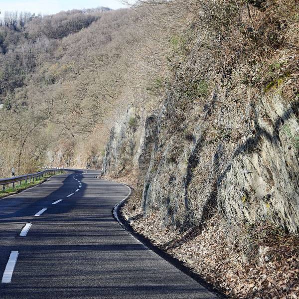 Die kurvenreiche Straße führt von Heimbach zum Kloster Mariawald.