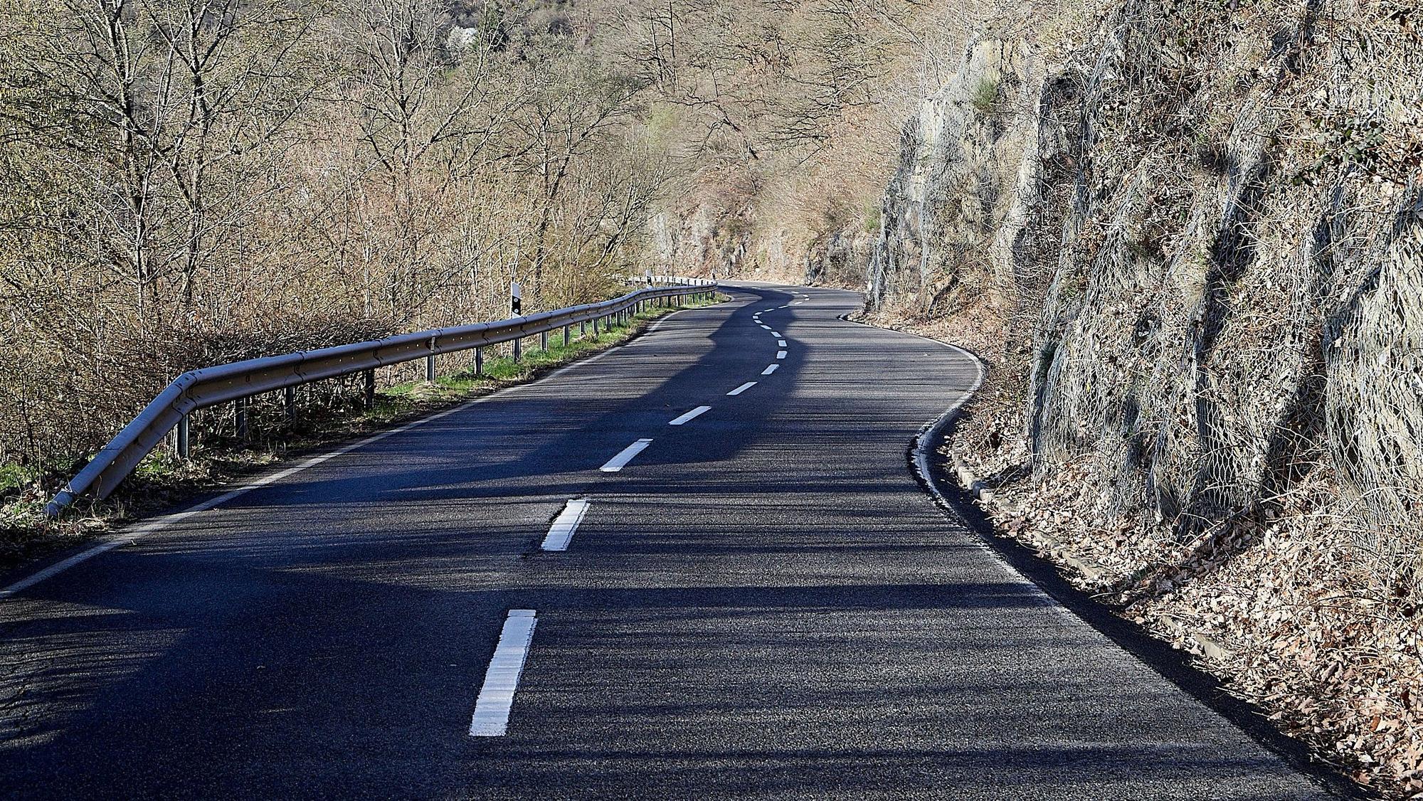 Die kurvenreiche Straße führt von Heimbach zum Kloster Mariawald.