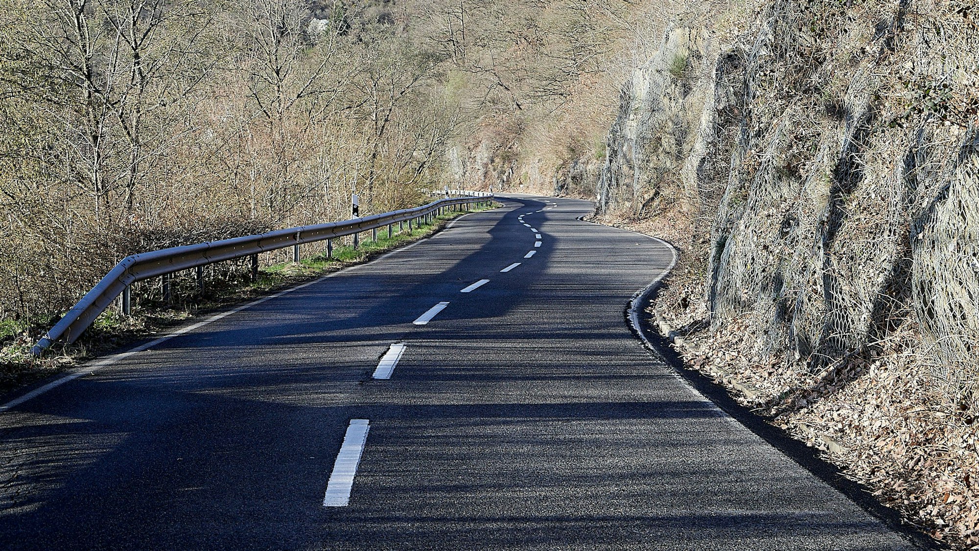 Die kurvenreiche Straße führt von Heimbach zum Kloster Mariawald.