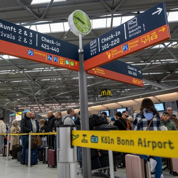 01.04.2023, Köln: Am Flughafen checken viele Reisende zu ihrem Flug in den Urlaub ein. Zu Beginn der Osterferien ist am Köln-Bonn-Airport viel los. Foto: Uwe Weiser