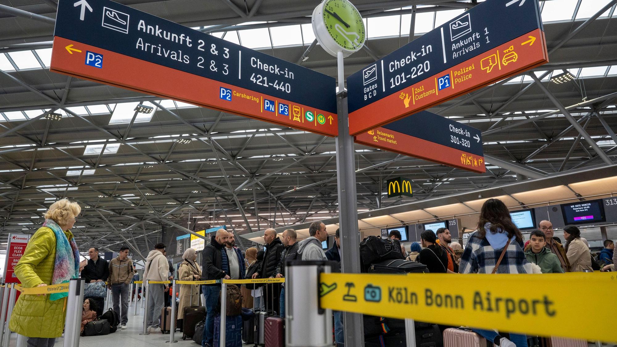01.04.2023, Köln: Am Flughafen checken viele Reisende zu ihrem Flug in den Urlaub ein. Zu Beginn der Osterferien ist am Köln-Bonn-Airport viel los. Foto: Uwe Weiser