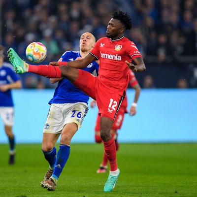 Leverkusens Edmond Tapsoba im Zweikampf mit Schalkes Michael Frey.