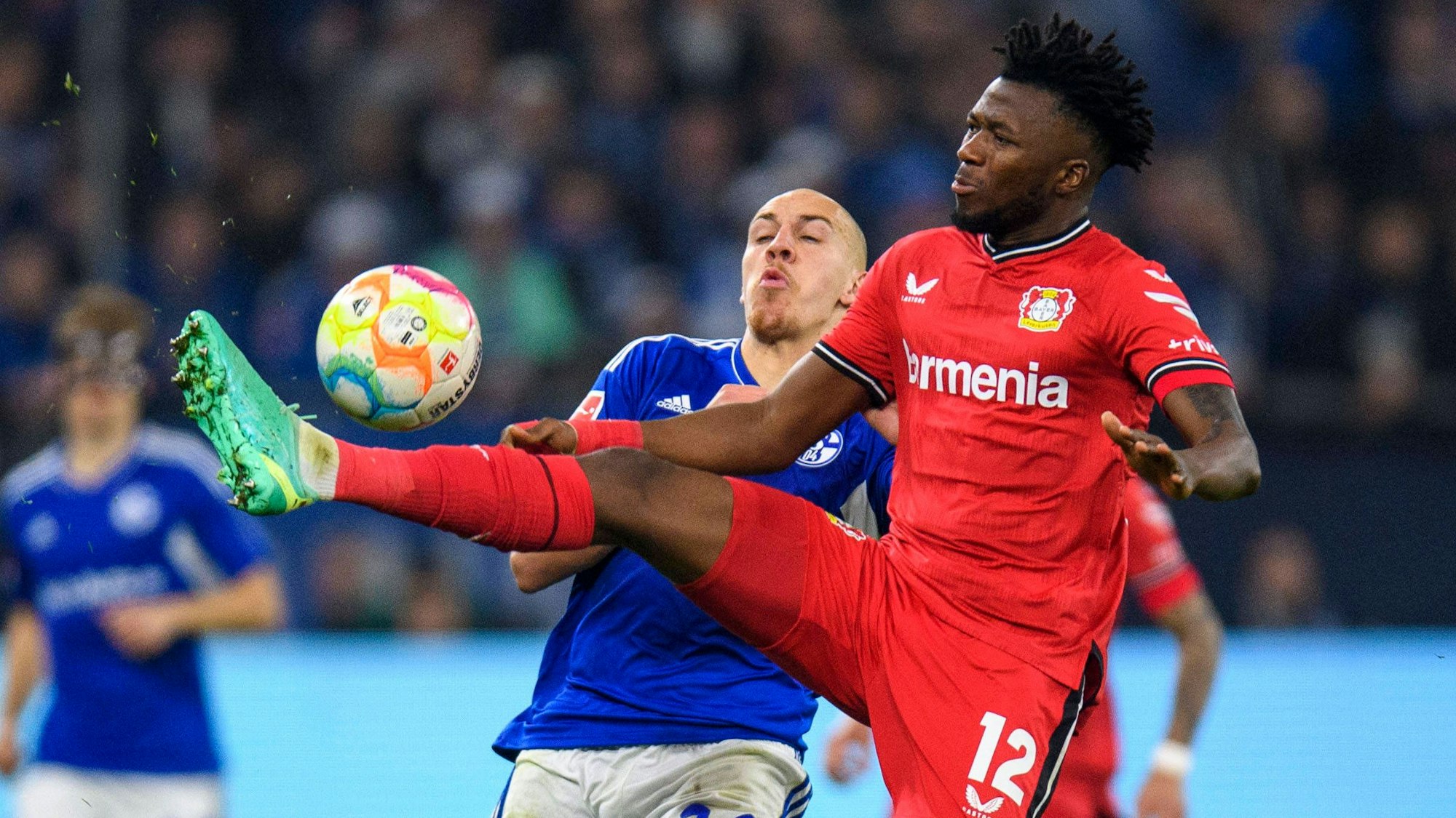 Leverkusens Edmond Tapsoba im Zweikampf mit Schalkes Michael Frey.