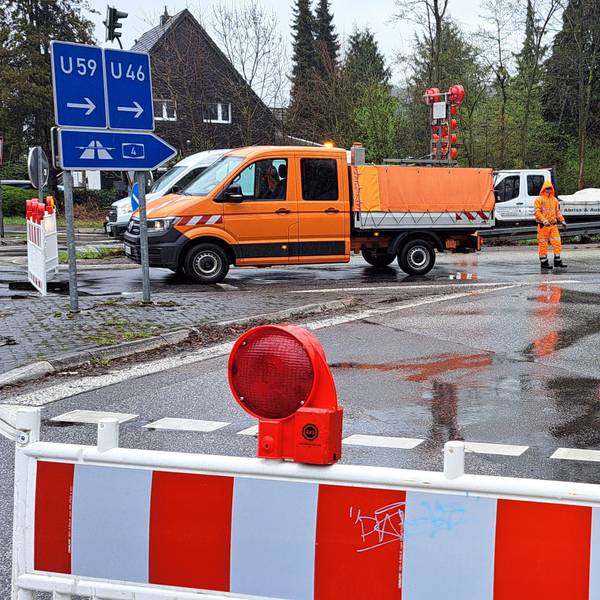 Eine rot-weiße Warnbake samt Durchfahrt-verboten-Schild versperrt die Zufahrt zur A4. Im Hintergrund ist ein Baufahrzeug zu sehen.