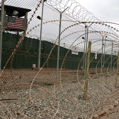 Eine Aufnahme aus dem Jahr 2006 zeigt Wachtürme und drei Reihen Stacheldraht um das Camp Delta auf dem Marinestützpunkt Guantanamo. (Archivbild)