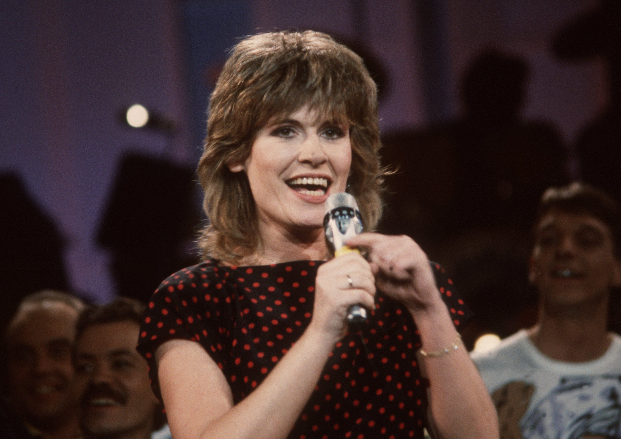 Mary Roos trägt bei der deutschen Vorentscheidung für den Grand Prix d' Eurovision de la Chanson ihr Lied „Aufrecht Gehn“ vor.