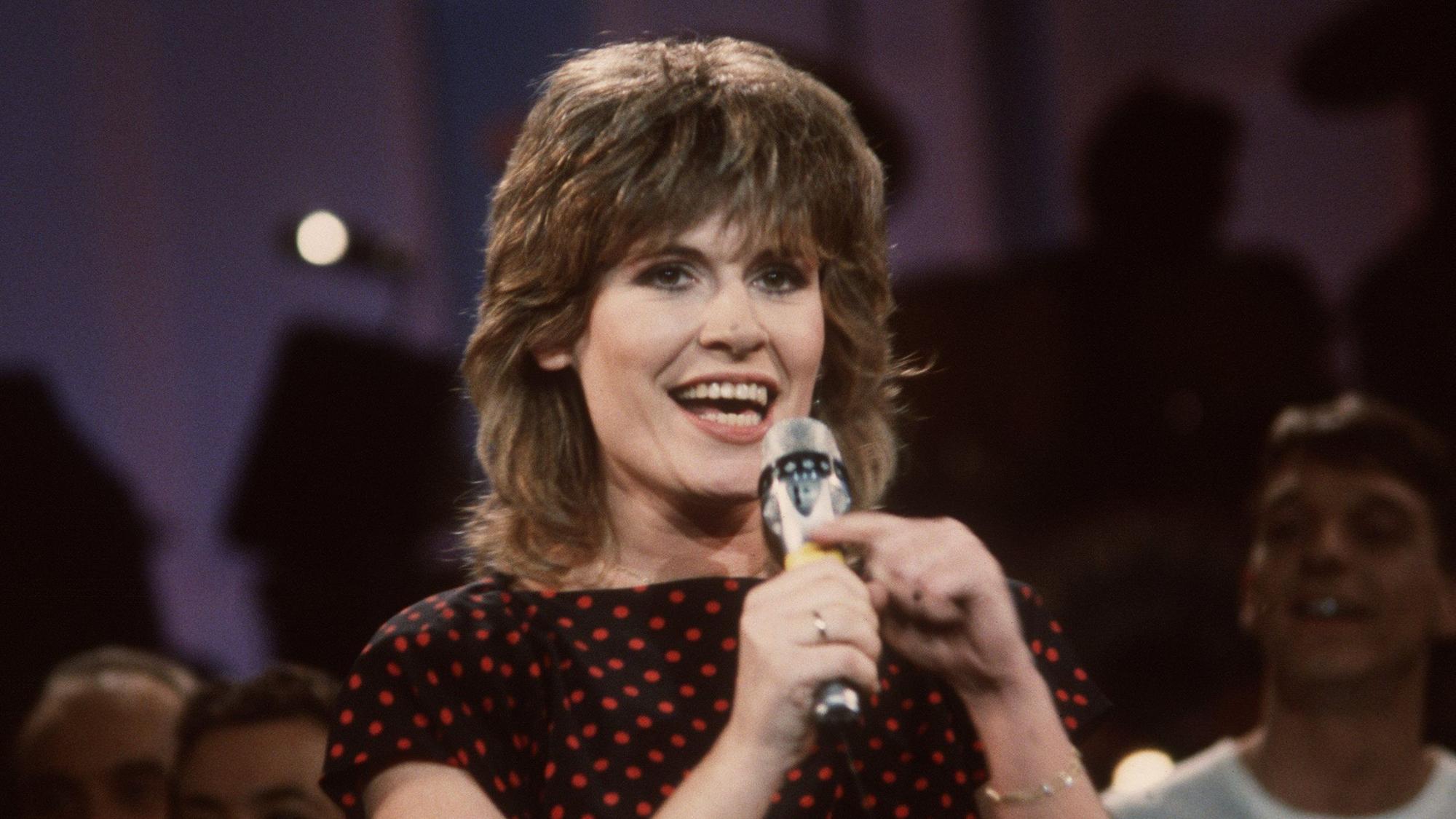 Mary Roos trägt bei der deutschen Vorentscheidung für den Grand Prix d' Eurovision de la Chanson ihr Lied „Aufrecht Gehn“ vor.