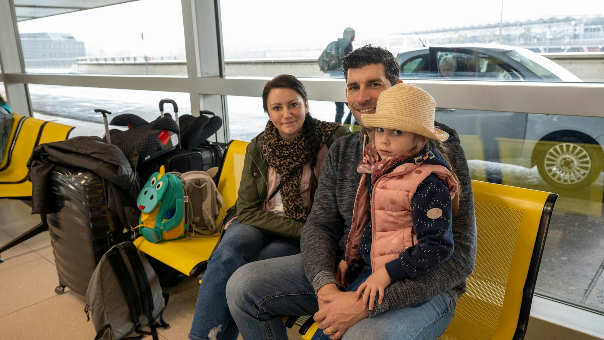 01.04.2023, Köln: Am Flughafen checken viele Reisende zu ihrem Flug in den Urlaub ein. Zu Beginn der Osterferien ist am Köln-Bonn-Airport viel los. Foto: Uwe Weiser