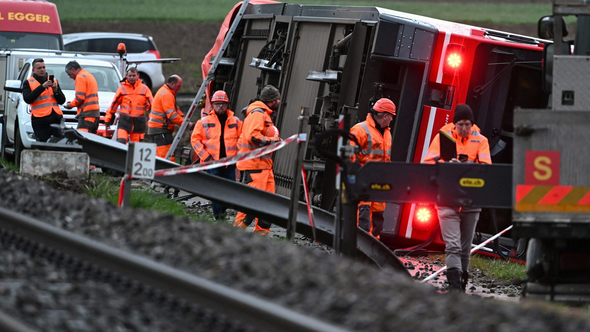 Zugpersonal inspiziert die Stelle einer Zugentgleisung in der Nähe der Seestadt Luscherz, nordwestlich der Hauptstadt Bern, am 31. März 2023.