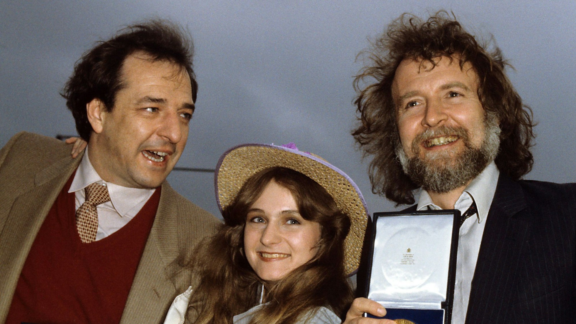Die Siegerin des Grand Prix de la Chanson Eurovision, Nicole, wird nach ihrer Rückkehr aus Harrogate in München am 27.04.1982 von Produzent Ralph Siegel (l) und Texter Bernd Meinunger begrüßt.